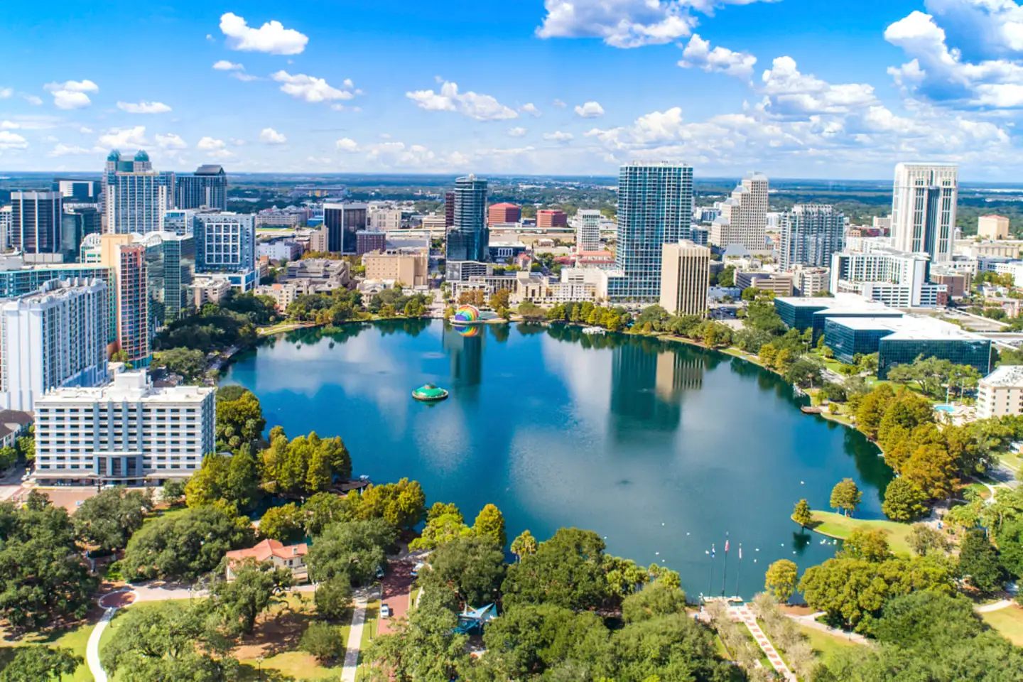 Orlando skyline con Lake Eola