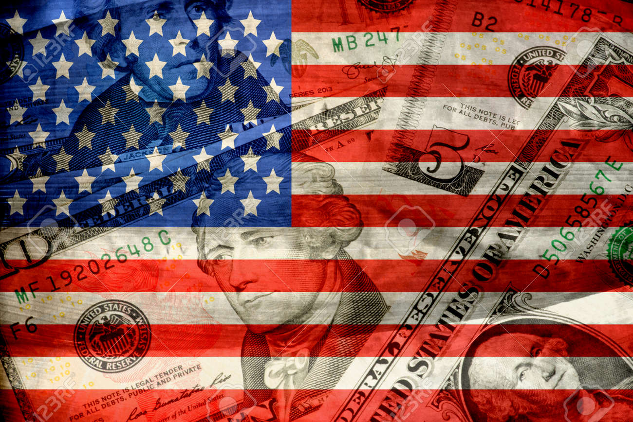 Bandera de EE. UU. y billetes de dólar representando inversión